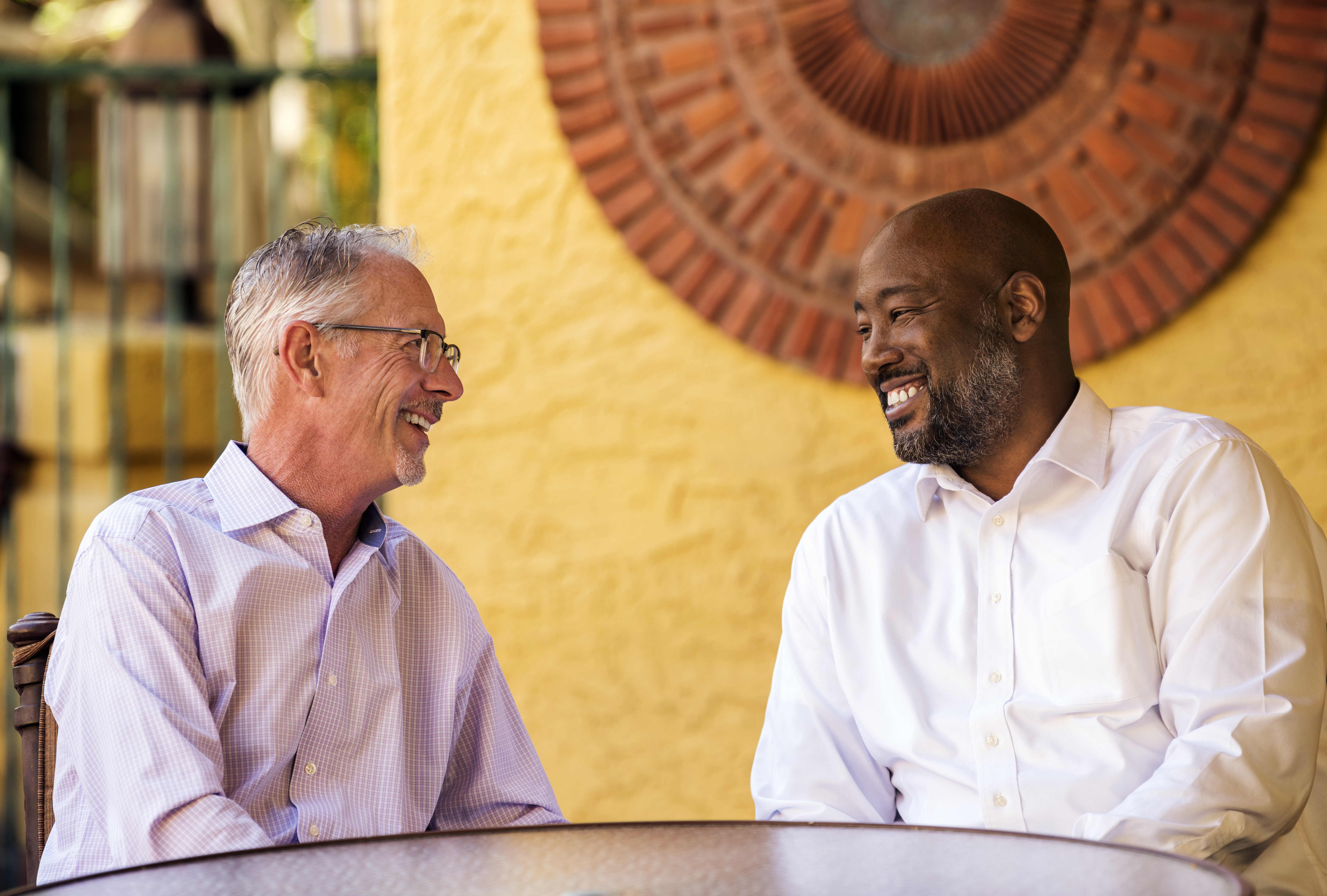 MRED alumnus Murphy Cheatham and Executive Director Mark Stapp seated at a table